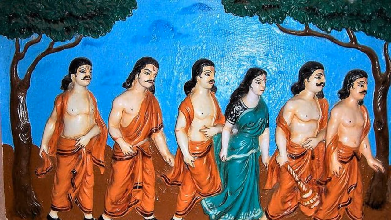 जानिए वनवास पर जाते समय युधिष्ठिर ने क्यों कर ली थी आंखें बंद, वनवास की पहली रात पांडवों ने कहां गुजारी? जानिए वनवास पर जाते समय युधिष्ठिर ने क्यों कर ली थी आंखें बंद, वनवास की पहली रात पांडवों ने कहां गुजारी?