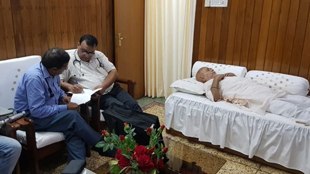 शाहजहांपुर केस: कोर्ट में छात्रा के बयान दर्ज होते ही बिगड़ी चिन्मयानंद की तबीयत, आश्रम में चल रहा इलाज शाहजहांपुर केस: कोर्ट में छात्रा के बयान दर्ज होते ही बिगड़ी चिन्मयानंद की तबीयत, आश्रम में चल रहा इलाज