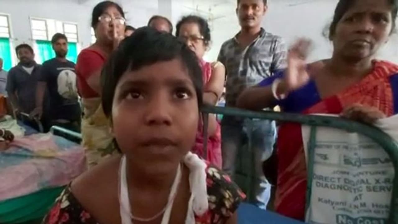 ফের শিক্ষকের হাতে আক্রান্ত ছাত্রী, হাসপাতালে গিয়ে দোষ স্বীকার অভিযুক্তের ফের শিক্ষকের হাতে আক্রান্ত ছাত্রী, হাসপাতালে গিয়ে দোষ স্বীকার অভিযুক্তের