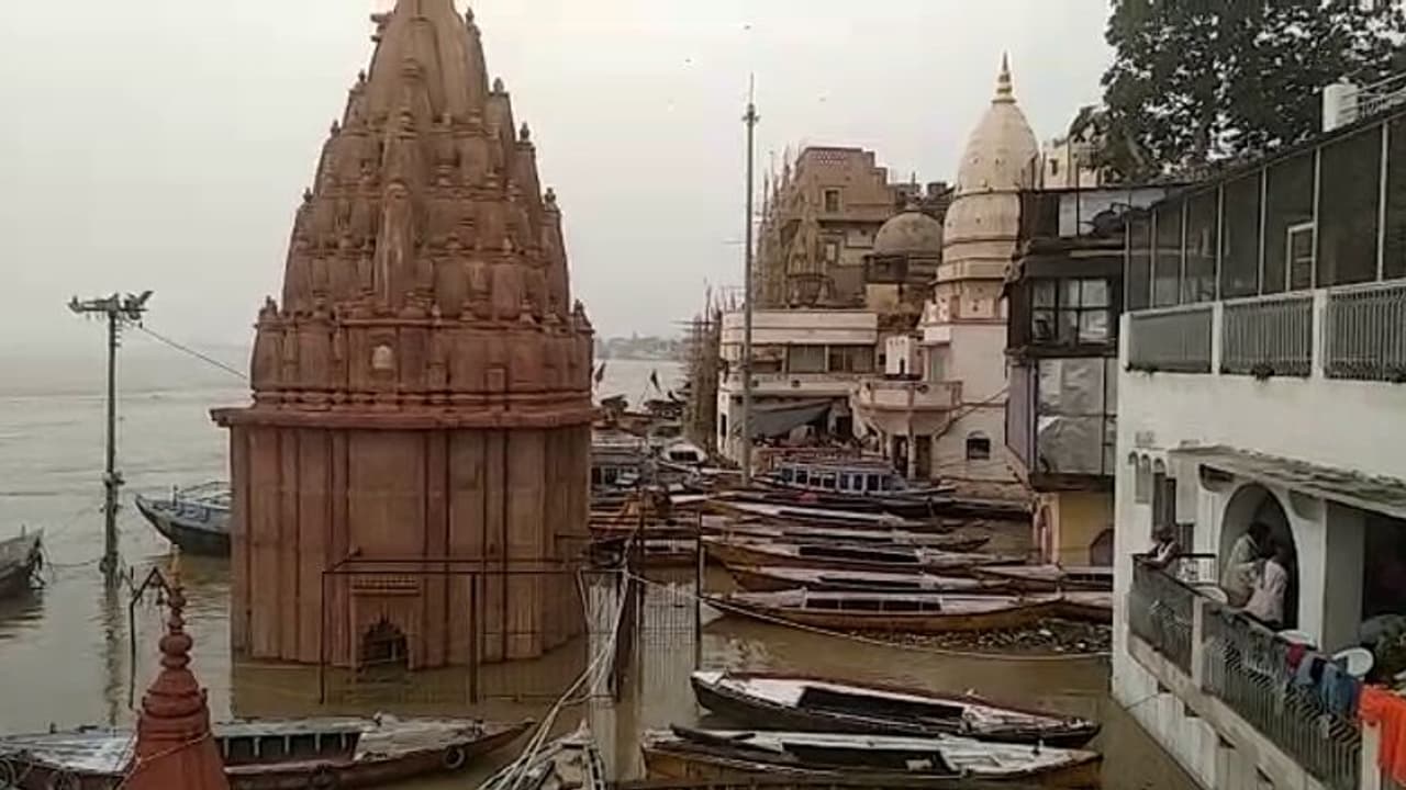 वाराणसी में गंगा नदी का रौद्र रुप, सड़कों तक चढ़ा बाढ़ का पानी