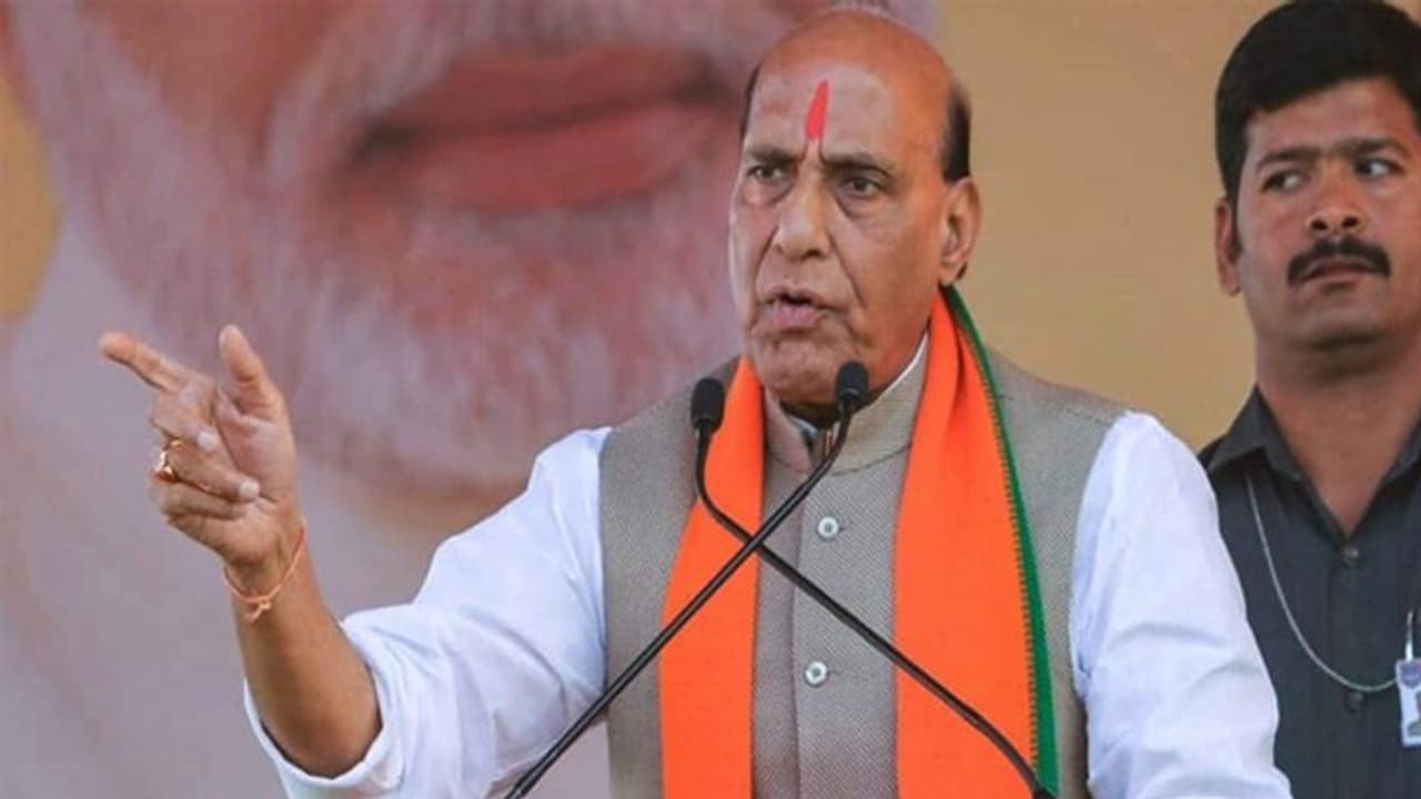 हाईकोर्ट ने राजनाथ सिंह को जारी किया नोटिस, इस मामले में 4 हफ्ते में मांगा जवाब हाईकोर्ट ने राजनाथ सिंह को जारी किया नोटिस, इस मामले में 4 हफ्ते में मांगा जवाब