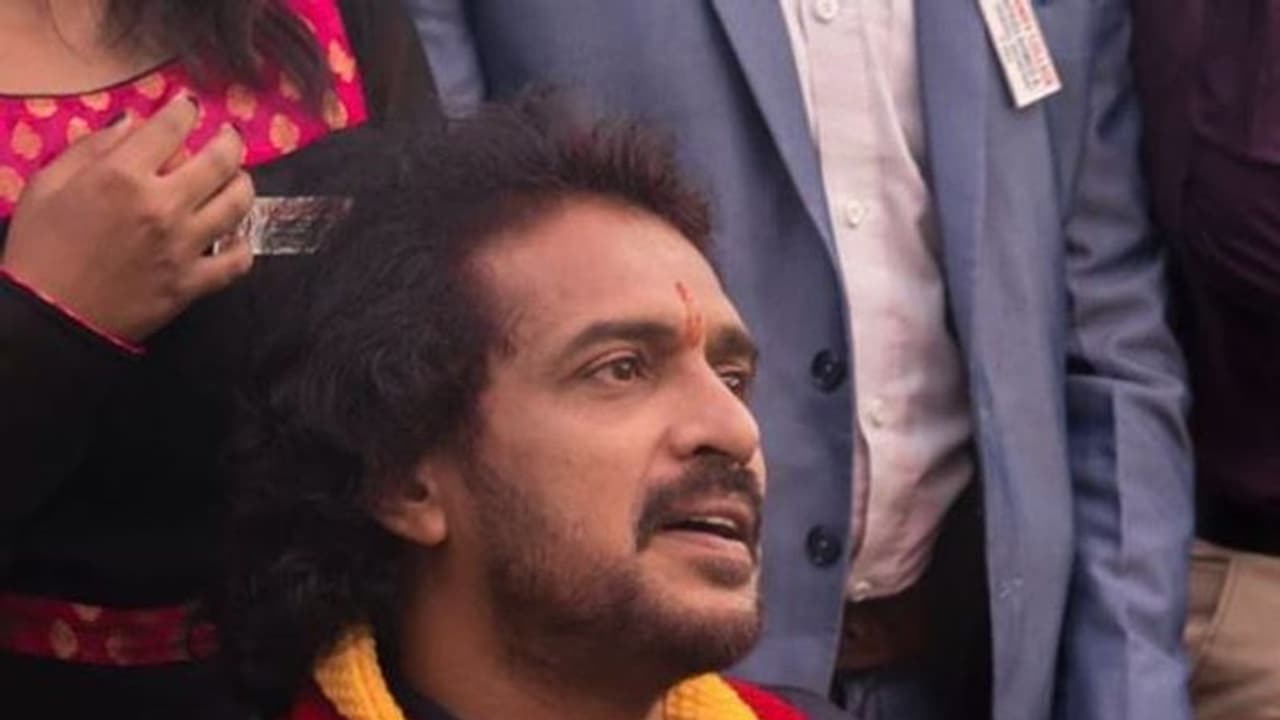 ನೆರೆ ಸಂತ್ರಸ್ತರಿಗೆ ಚೆಕ್ ನೀಡಿದ ಉಪೇಂದ್ರ ಅಭಿಮಾನಿ ನೆರೆ ಸಂತ್ರಸ್ತರಿಗೆ ಚೆಕ್ ನೀಡಿದ ಉಪೇಂದ್ರ ಅಭಿಮಾನಿ