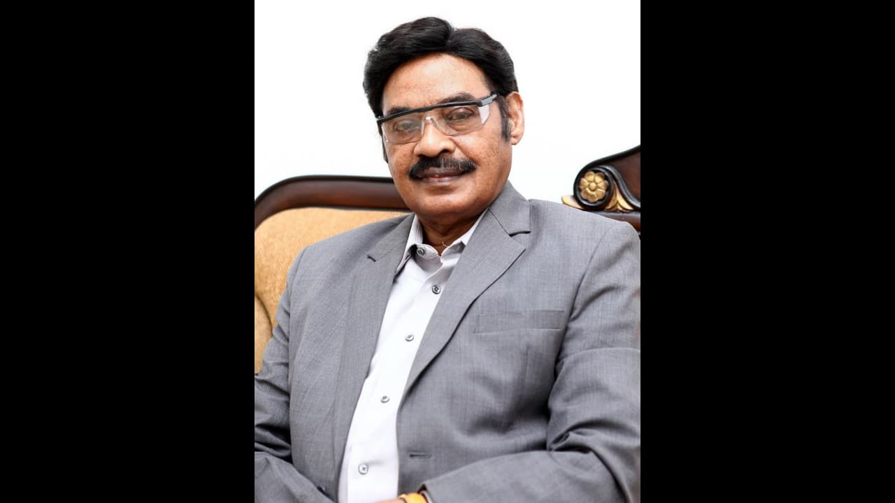 மோடியை மகாத்மாவுடன் ஒப்பிட்ட திமுக எம்.பி.. இளையராஜாவுக்கே டப் கொடுத்த பாரிவேந்தர் பச்ச முத்து. மோடியை மகாத்மாவுடன் ஒப்பிட்ட திமுக எம்.பி.. இளையராஜாவுக்கே டப் கொடுத்த பாரிவேந்தர் பச்ச முத்து.