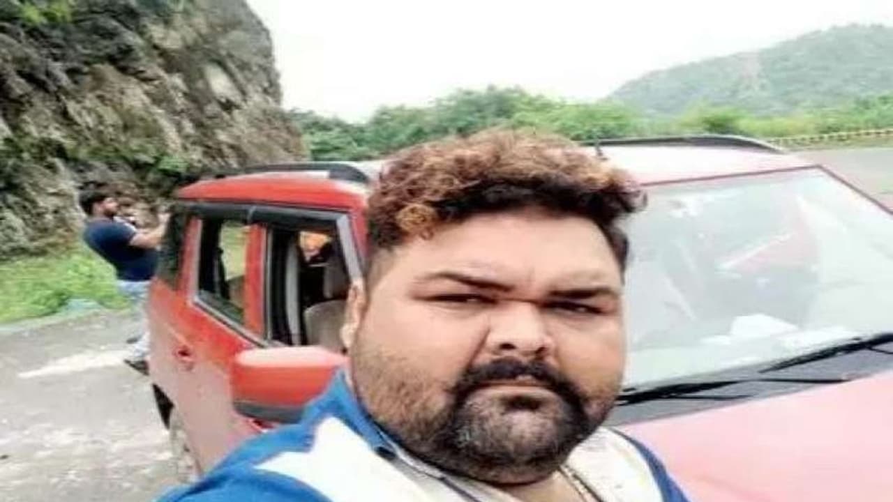 ಹೆಲ್ಮೆಟ್ ಹಾಕಲ್ಲ, ಪೊಲೀಸರು ಹಿಡಿಯಲ್ಲ; ಈತ ಎಲ್ಲೇ ಹೋದ್ರು ದಂಡ ಇಲ್ಲ!