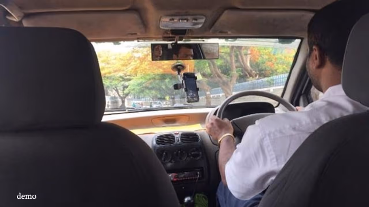 27 साल के कैब ड्राइवर ने जब किया 31 वर्षीय एक्ट्रेस को वीडियो कॉल, रह गई शॉक्ड 27 साल के कैब ड्राइवर ने जब किया 31 वर्षीय एक्ट्रेस को वीडियो कॉल, रह गई शॉक्ड