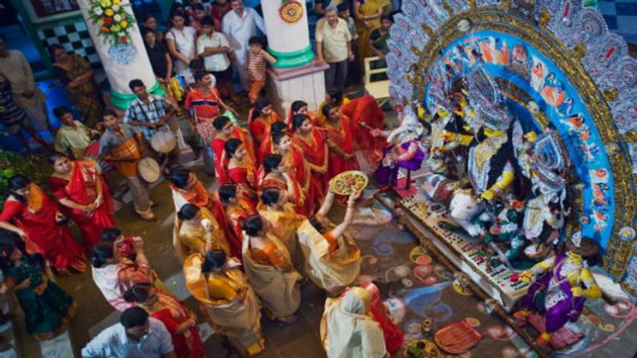 শুরু অষ্টমীর পুষ্পাঞ্জলি, কিছুক্ষণের মধ্যেই সন্ধিপুজো, মণ্ডপে মণ্ডপে ছবিটা কী