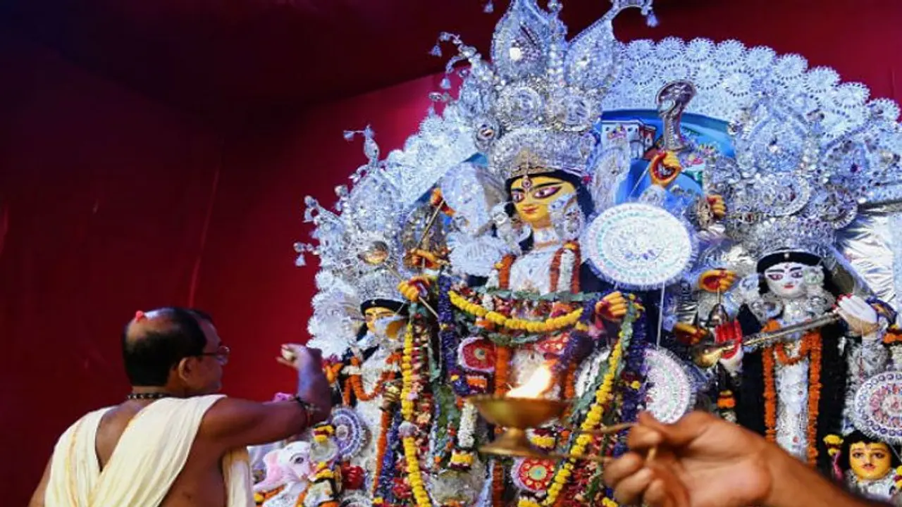 কলকাতার আশপাশের বেশ কিছু রাজবাড়ির পুজোর অজানা গল্প