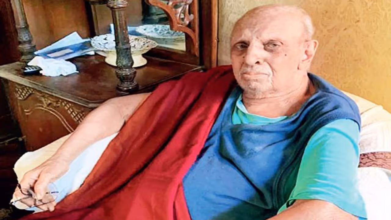 92 साल के इस म्यूजिक डायरेक्टर का हुआ बुरा हाल, गुजर बसर करने के लिए बेचने पड़ रहे घर के सामान 92 साल के इस म्यूजिक डायरेक्टर का हुआ बुरा हाल, गुजर बसर करने के लिए बेचने पड़ रहे घर के सामान