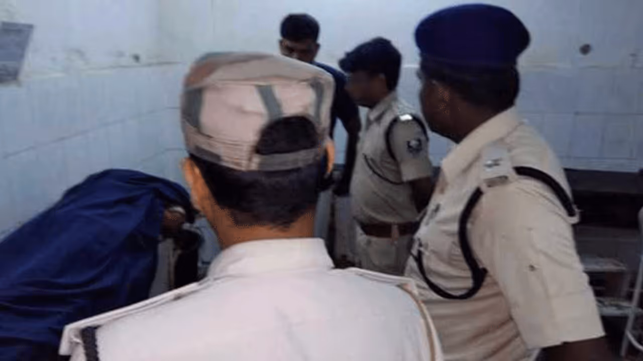 पूरे परिवार की सच्चाई जान शर्म से झुक जाएंगी आंखें, मां बेटा और बेटी दमाद सब हैं एक से बढ़कर एक पूरे परिवार की सच्चाई जान शर्म से झुक जाएंगी आंखें, मां बेटा और बेटी दमाद सब हैं एक से बढ़कर एक