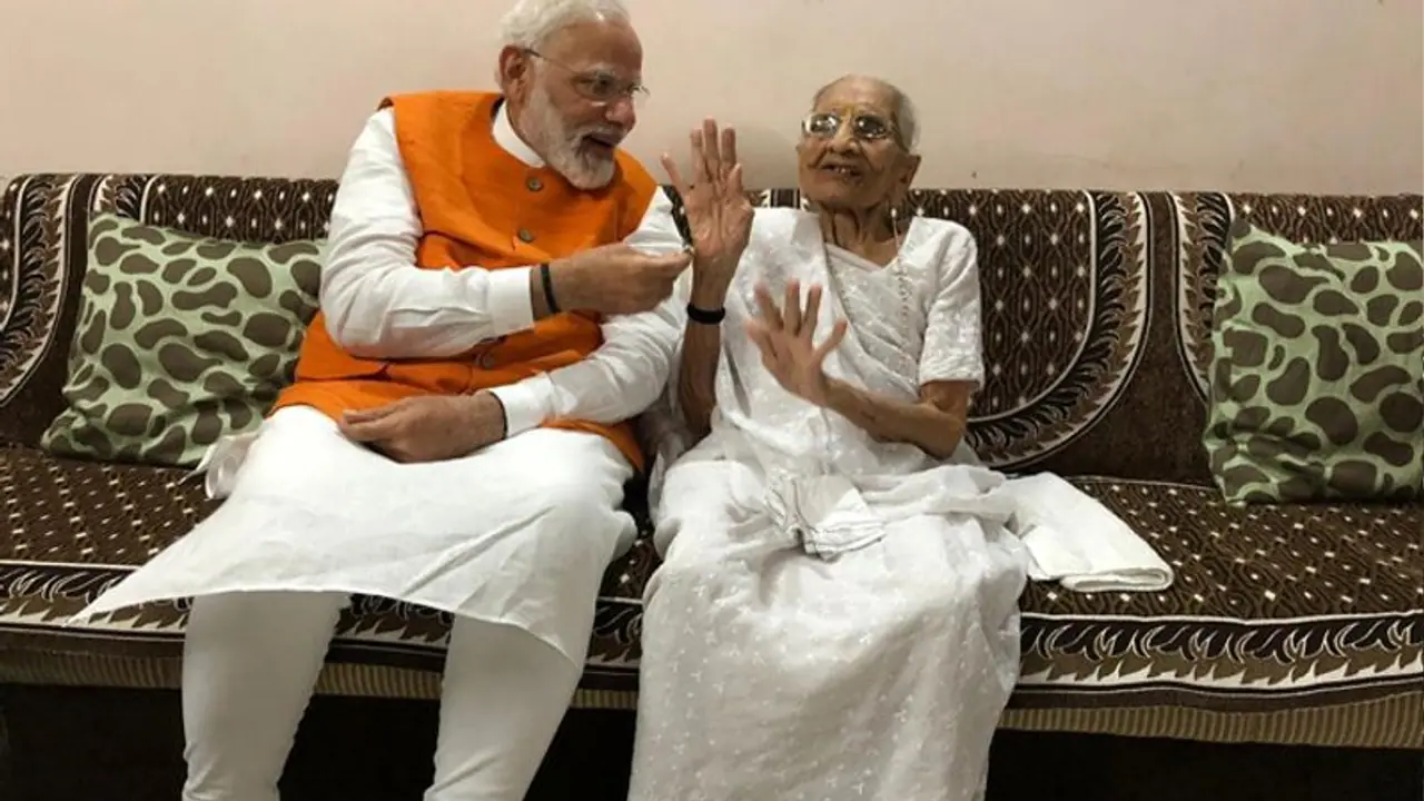 मां हीराबेन के साथ बेहद सादगी से पीएम मोदी ने मनाया जन्मदिन