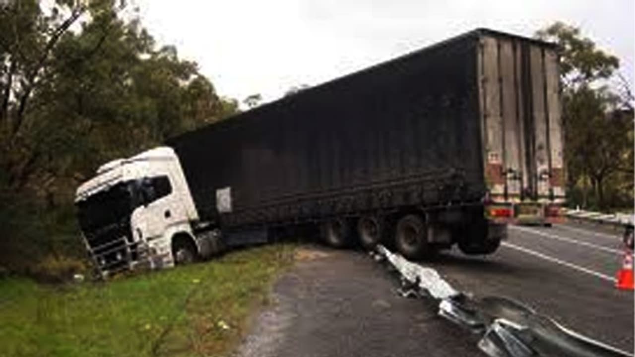 फिलीपीन में ट्रक के खाई में गिरने से 15 लोगों की मौत फिलीपीन में ट्रक के खाई में गिरने से 15 लोगों की मौत