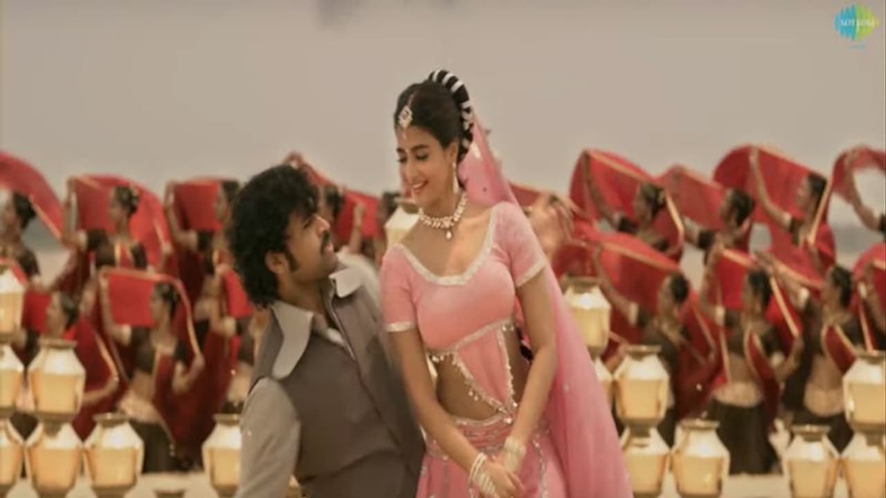 ఎల్లువొచ్చి గోదారమ్మ సాంగ్.. స్టెప్పులతో కేక పెట్టించిన వరుణ్, పూజా!