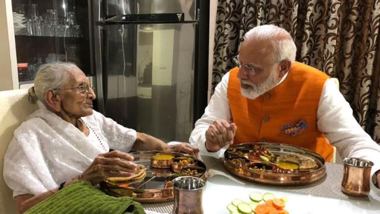 'കഴിക്ക് മോനേ'; പിറന്നാൾ ദിനത്തിൽ മോദിയുടെ ഇഷ്ടഭക്ഷണം വിളമ്പി അമ്മ