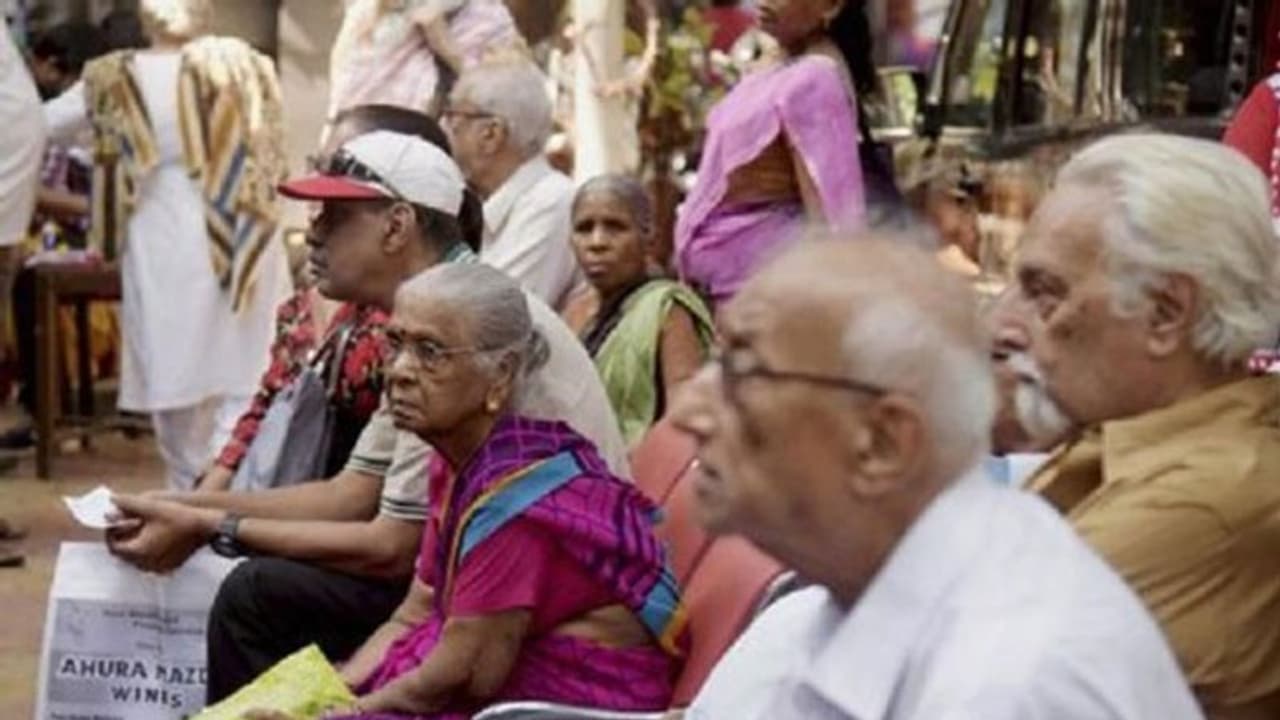 ఆసరా పెన్షన్ల స్కాం: చార్మినార్ ఎమ్మార్వోపై వేటు ఆసరా పెన్షన్ల స్కాం: చార్మినార్ ఎమ్మార్వోపై వేటు