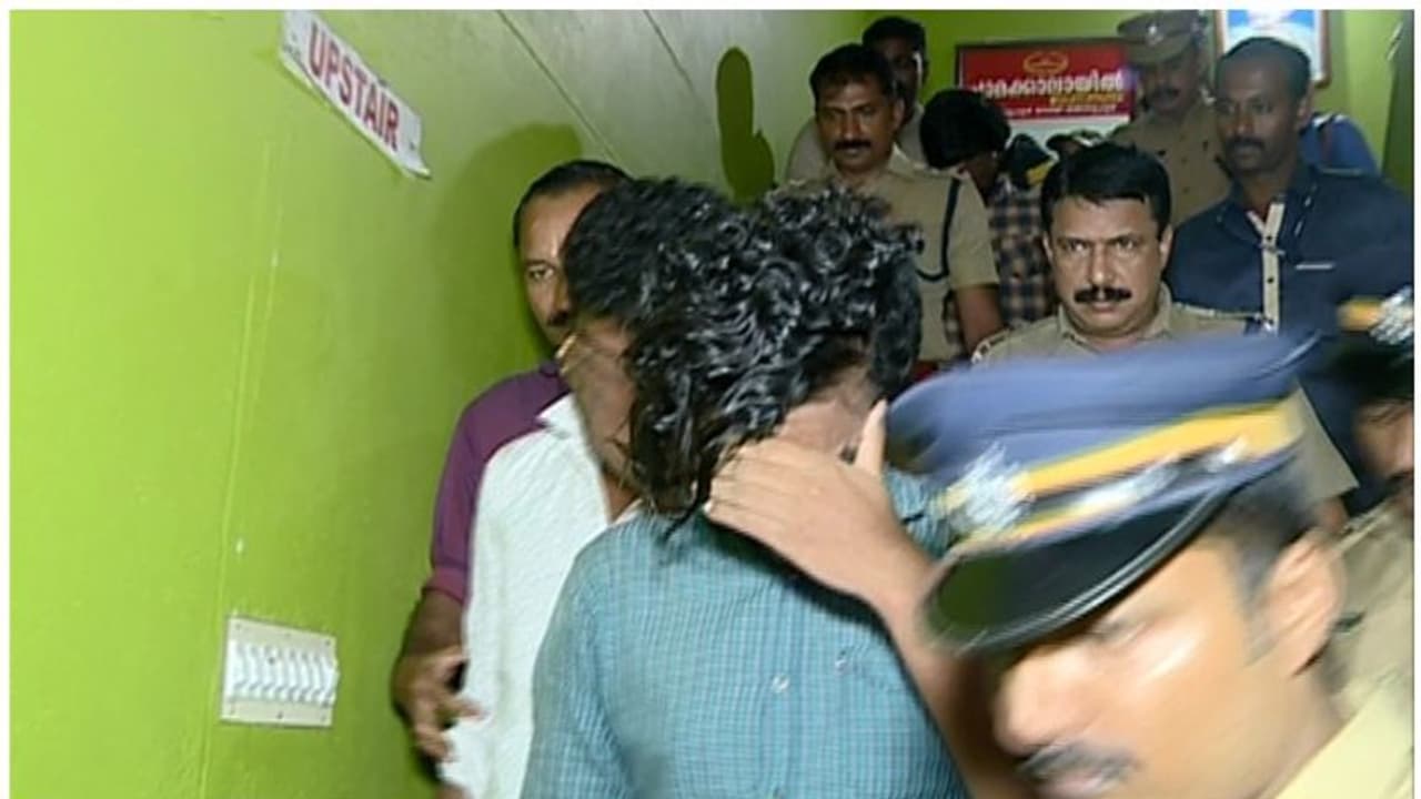 ഓണ അവധിക്കാലത്ത് എംടിഎം തകർത്ത് പണം മോഷ്ടിക്കാൻ ശ്രമം; ആറ് പേർ പിടിയിൽ ഓണ അവധിക്കാലത്ത് എംടിഎം തകർത്ത് പണം മോഷ്ടിക്കാൻ ശ്രമം; ആറ് പേർ പിടിയിൽ