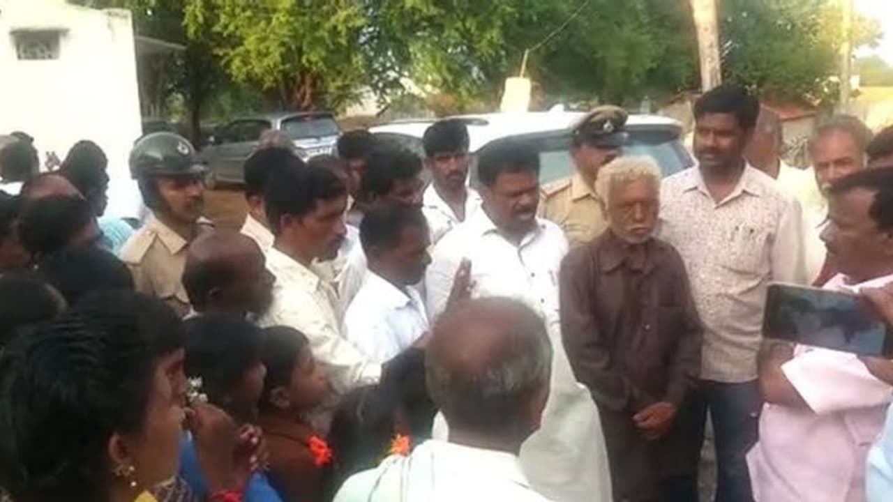 விழுப்புரம் அருகே தலித் இளைஞர் அடித்துக் கொலை! டென்சனில் விழுப்புரம். விழுப்புரம் அருகே தலித் இளைஞர் அடித்துக் கொலை! டென்சனில் விழுப்புரம்.