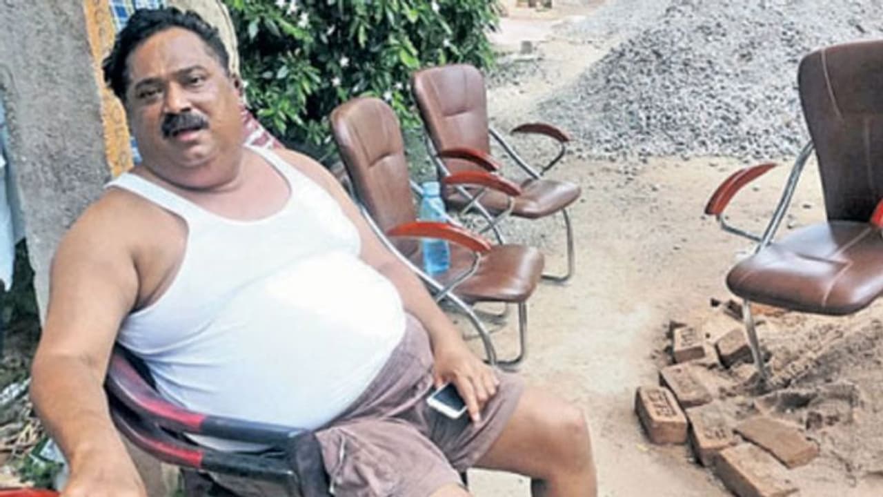 'సింహా' నిర్మాత అర్దనగ్న నిరసన...దిగివచ్చిన అధికారులు! 'సింహా' నిర్మాత అర్దనగ్న నిరసన...దిగివచ్చిన అధికారులు!