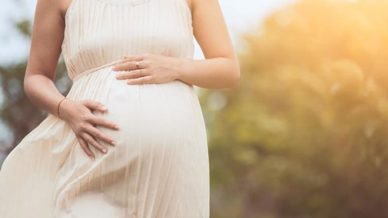 పెళ్లికాకుండానే ‘అమ్మ’ గా మైనర్ బాలిక... పరువు పోతోందని...