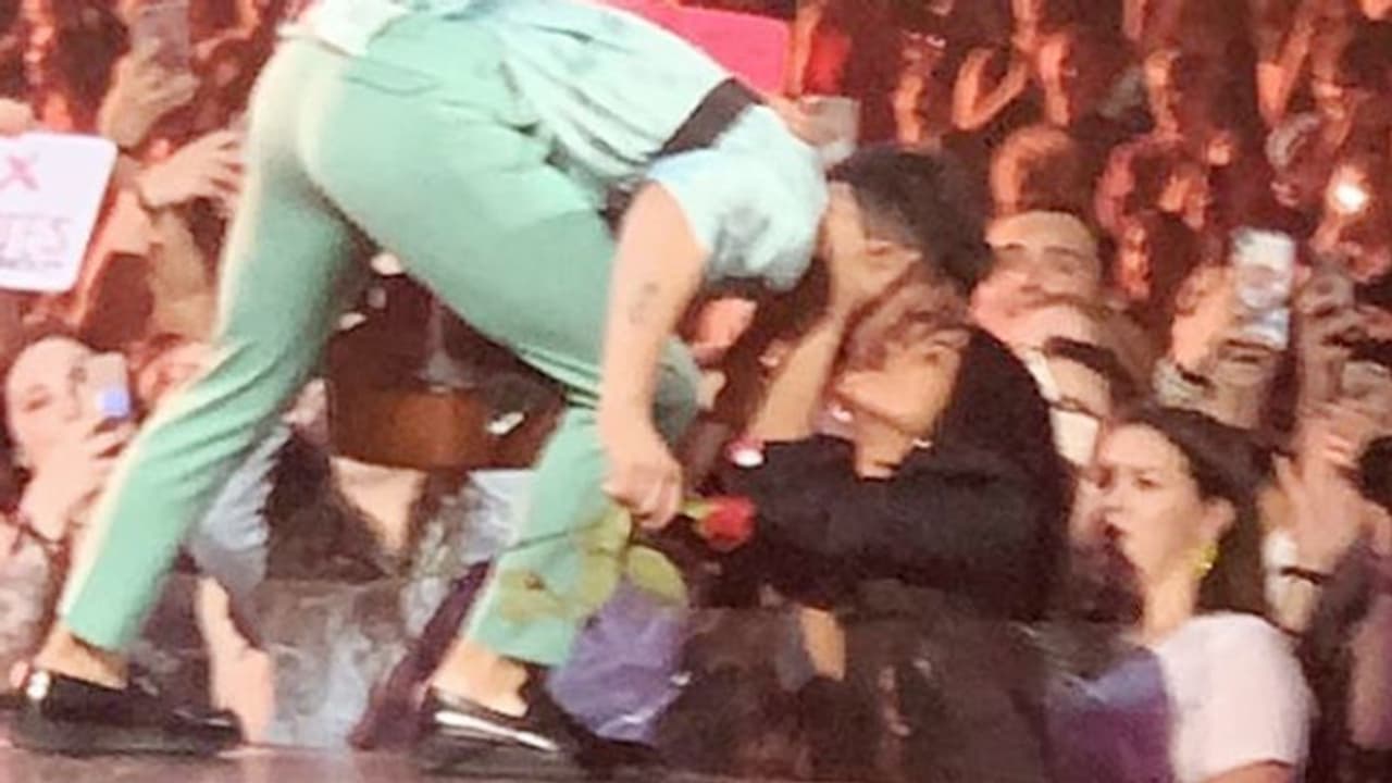 VIDEO: लाइव परफॉर्मेंस के दौरान प्रियंका चोपड़ा ने दिया पति को बर्थडे पर ये सरप्राइज VIDEO: लाइव परफॉर्मेंस के दौरान प्रियंका चोपड़ा ने दिया पति को बर्थडे पर ये सरप्राइज