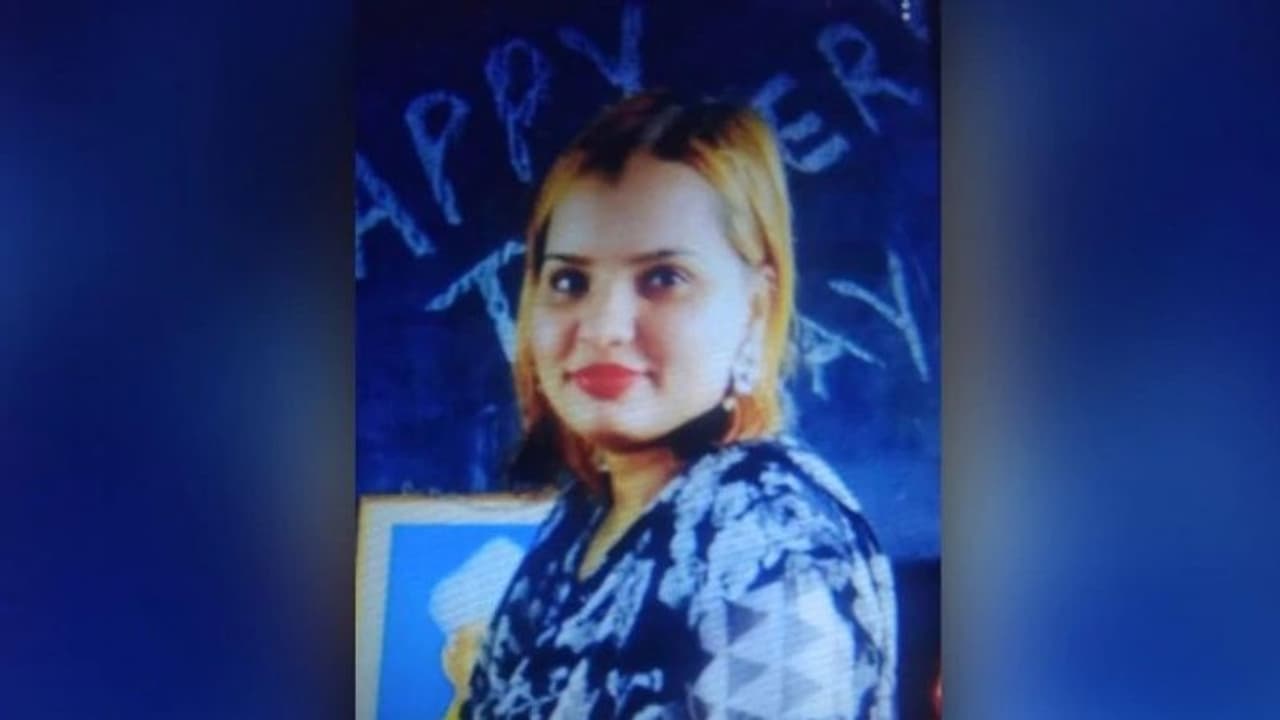 டீச்சரை வெறிதீர குத்திக் கொன்ற மாணவன்... போலீசாரை குழப்பிய வாக்குமூலம்! டீச்சரை வெறிதீர குத்திக் கொன்ற மாணவன்... போலீசாரை குழப்பிய வாக்குமூலம்!