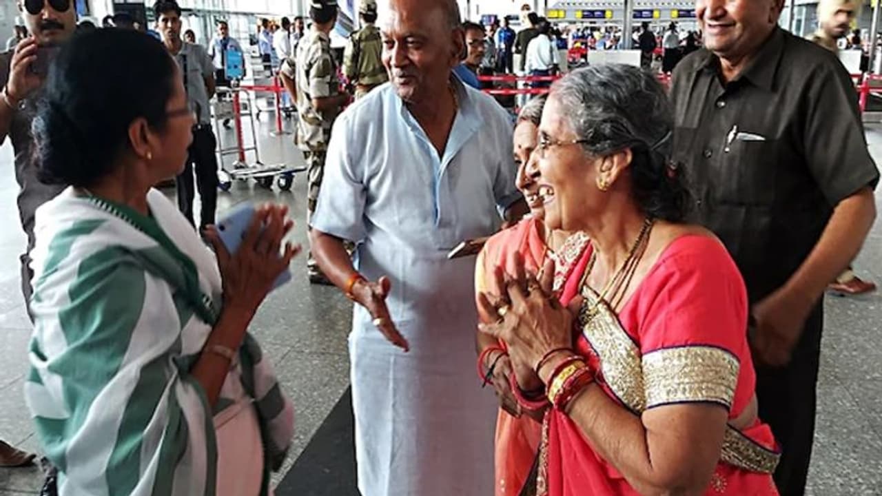 ममता ने एयरपोर्ट पर मोदी की पत्नी को देखा तो मिलने के लिए दौड़ पड़ी, कुछ देर बात हुई फिर दिया गिफ्ट ममता ने एयरपोर्ट पर मोदी की पत्नी को देखा तो मिलने के लिए दौड़ पड़ी, कुछ देर बात हुई फिर दिया गिफ्ट