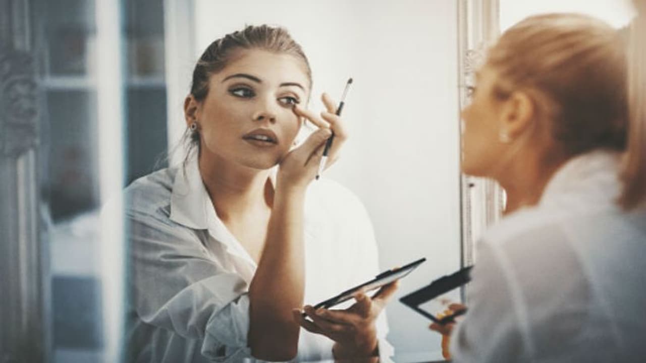 হালকা সাজে পার্টির মধ্যমণি, কীভাবে পাবেন নজরকাড়া লুক