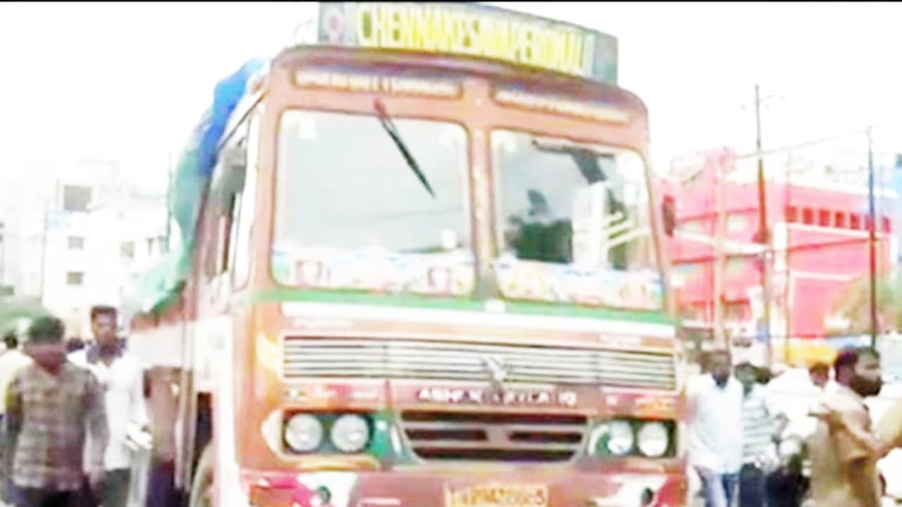 మైనింగ్ శాఖ ఏడీ ఆకస్మిక దాడులు.. లారీలు సీజ్ మైనింగ్ శాఖ ఏడీ ఆకస్మిక దాడులు.. లారీలు సీజ్