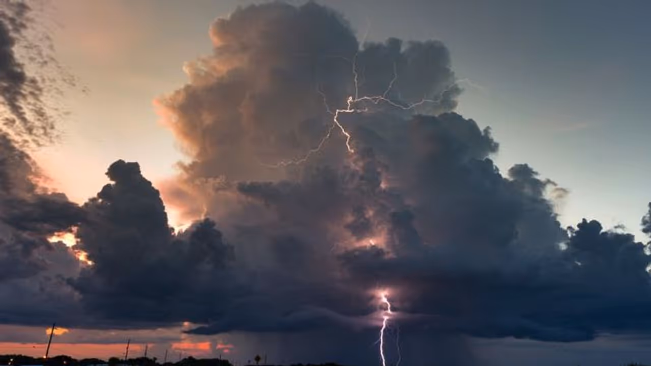 उप्र के मऊ में बिजली गिरने से तीन की मौत