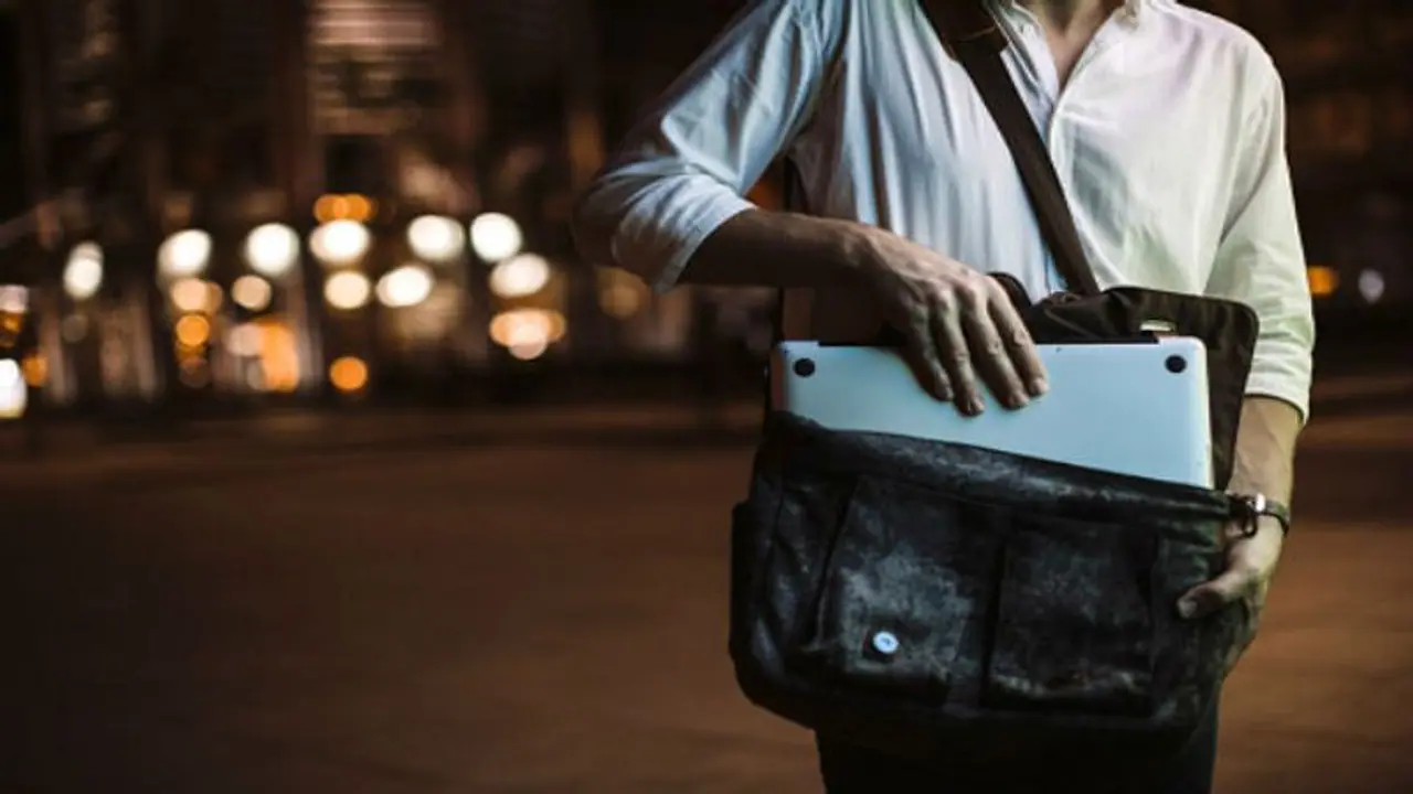 ದಿನಾ ಆಫೀಸ್ಗೆ ಭಾರವಾದ ಲ್ಯಾಪ್ಟಾಪ್ ಬ್ಯಾಗ್ ಹೊತ್ತೊಯ್ತೀರಾ? ಅಪಾಯ ಕಟ್ಟಿಟ್ಟ ಬುತ್ತಿ! ದಿನಾ ಆಫೀಸ್ಗೆ ಭಾರವಾದ ಲ್ಯಾಪ್ಟಾಪ್ ಬ್ಯಾಗ್ ಹೊತ್ತೊಯ್ತೀರಾ? ಅಪಾಯ ಕಟ್ಟಿಟ್ಟ ಬುತ್ತಿ!