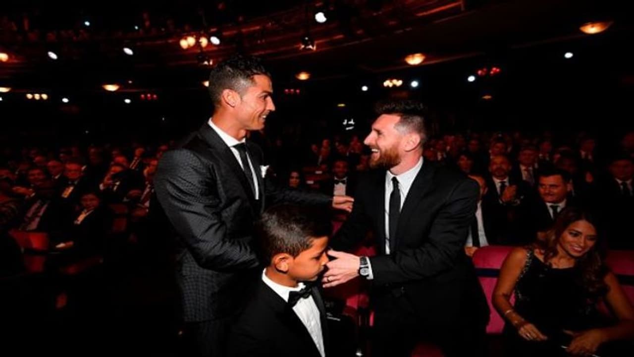 കൊവിഡ് 19: 'ആരാധകരെ നെഞ്ചോടുചേർത്ത് മെസിയും റോണോയും; വന്‍ തുക സഹായം