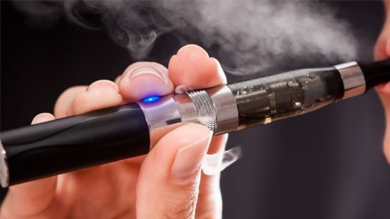 మోడీ ప్రభుత్వం మరో సంచలన నిర్ణయం: ఈ సిగరెట్ల వినియోగంపై నిషేధం మోడీ ప్రభుత్వం మరో సంచలన నిర్ణయం: ఈ సిగరెట్ల వినియోగంపై నిషేధం