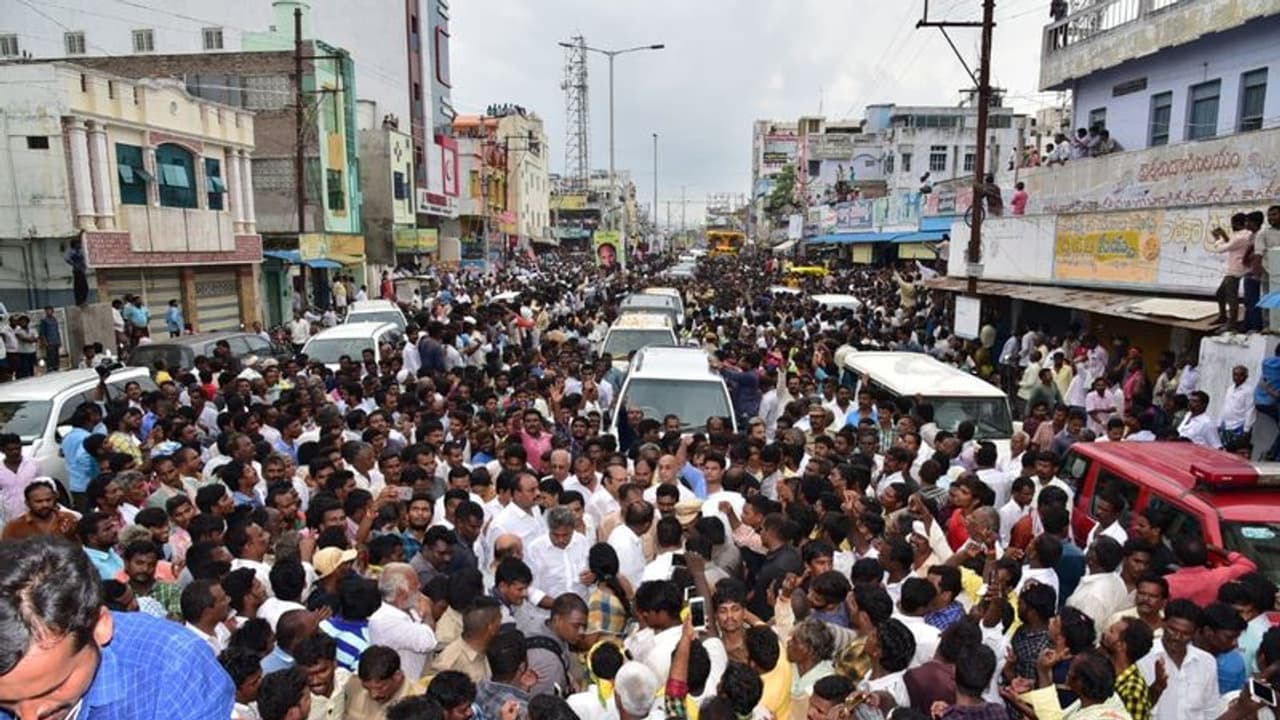 కోడెల అంతిమయాత్రలో వివాదం: రూట్ మ్యాప్ మార్చిన పోలీసులు, ఉద్రిక్తత కోడెల అంతిమయాత్రలో వివాదం: రూట్ మ్యాప్ మార్చిన పోలీసులు, ఉద్రిక్తత