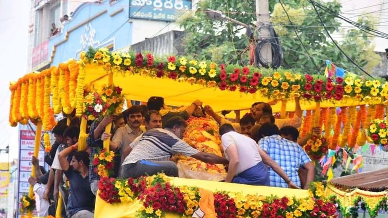 ముగిసిన కోడెల శివప్రసాద్ అంత్యక్రియలు ముగిసిన కోడెల శివప్రసాద్ అంత్యక్రియలు