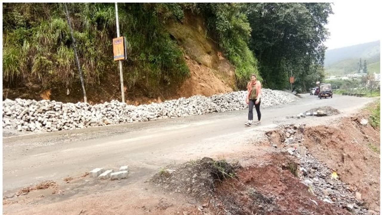 ಚಿಂಚೋಳಿಯಲ್ಲಿ ಹದಗೆಟ್ಟ ರಸ್ತೆ: ವಾಹನ ಸಂಚಾರಕ್ಕೆ ಅಡ್ಡಿ