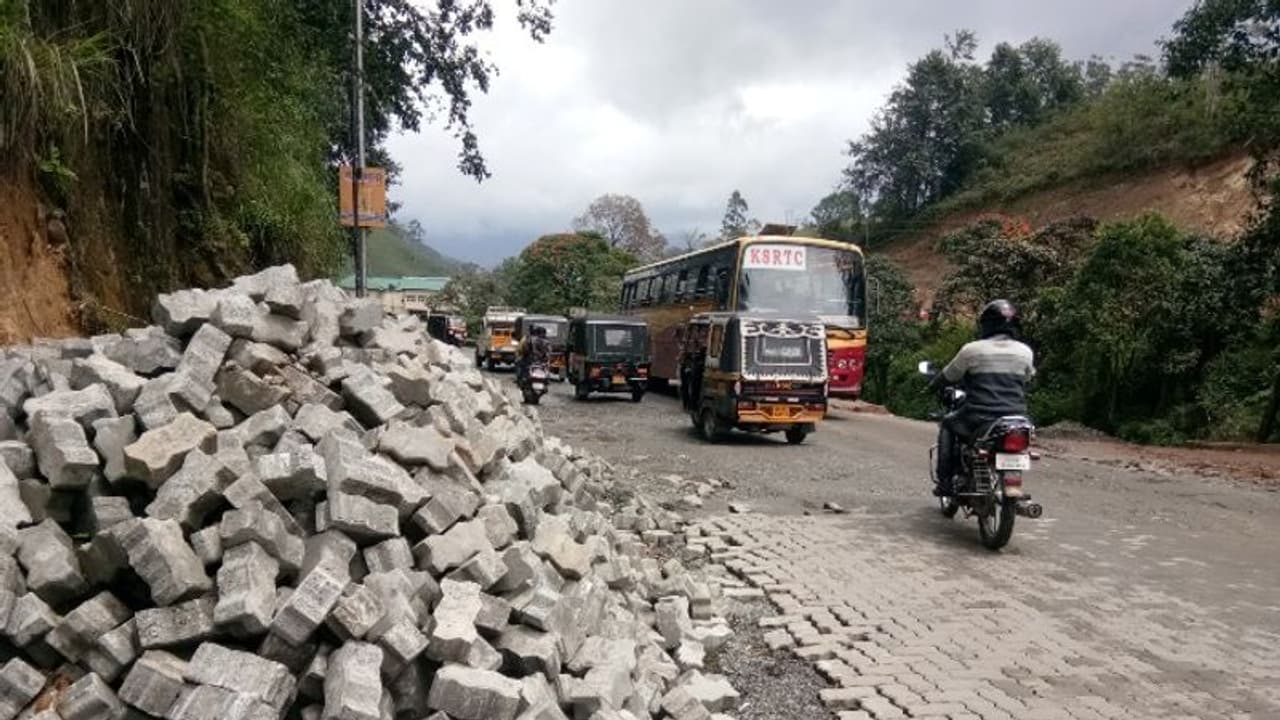 പ്രളയത്തില് തകര്ന്ന റോഡുകള് പുനര്നിര്മ്മിക്കാന് 961 കോടി രൂപ അനുവദിച്ചു പ്രളയത്തില് തകര്ന്ന റോഡുകള് പുനര്നിര്മ്മിക്കാന് 961 കോടി രൂപ അനുവദിച്ചു