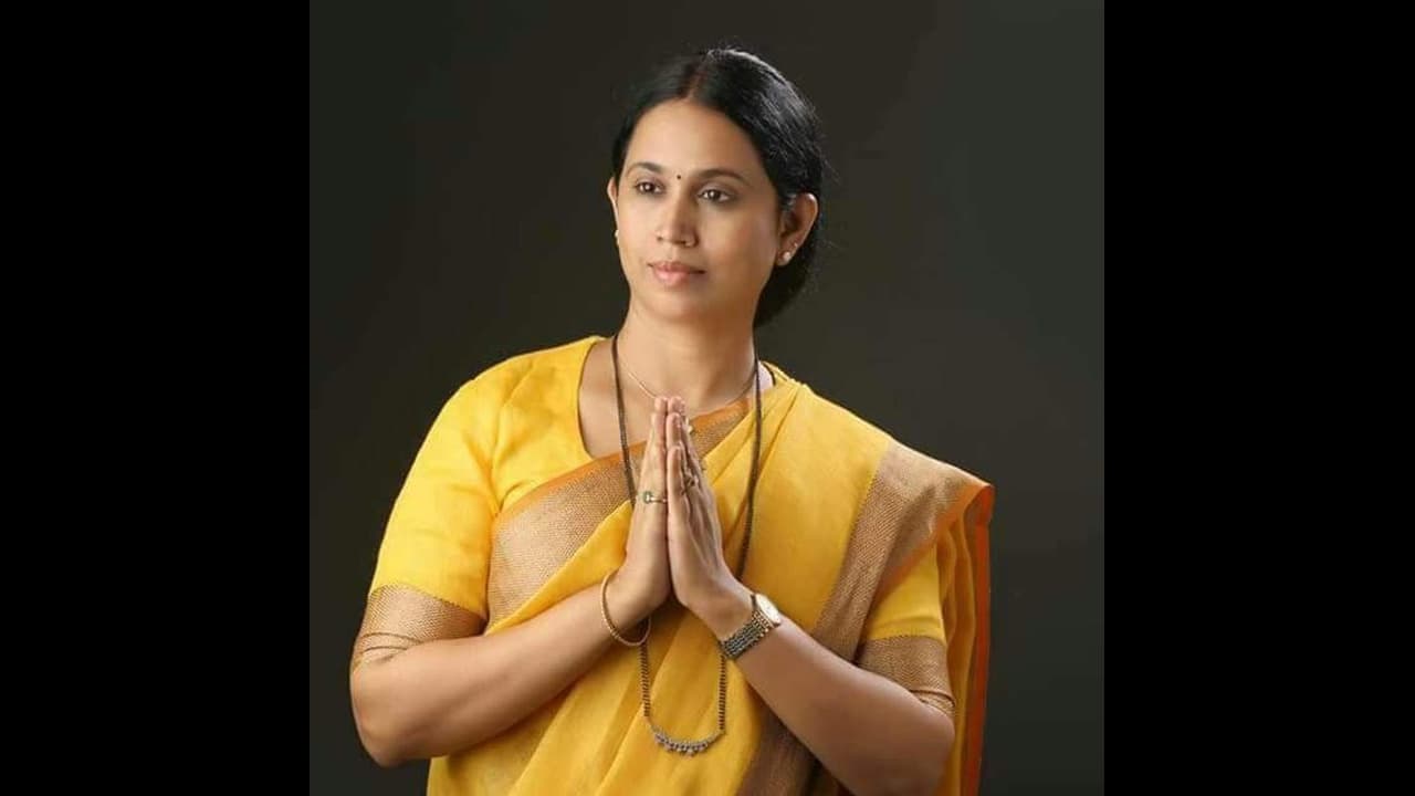 ‘ಮಗನ ಮದುವೆ ಬೆಂಗಳೂರು ಪ್ಯಾಲೇಸ್ನಲ್ಲಿ ಮಾಡ್ಬೇಕು, ಕನ್ಯಾ ಇದ್ರೆ ನೋಡ್ರಪ್ಪಾ’ ‘ಮಗನ ಮದುವೆ ಬೆಂಗಳೂರು ಪ್ಯಾಲೇಸ್ನಲ್ಲಿ ಮಾಡ್ಬೇಕು, ಕನ್ಯಾ ಇದ್ರೆ ನೋಡ್ರಪ್ಪಾ’