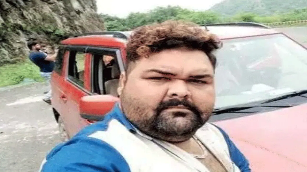 इस शख्स का पुलिस नहीं काट पा रही चालान, बिना हेलमेट चलता है सीना तान....