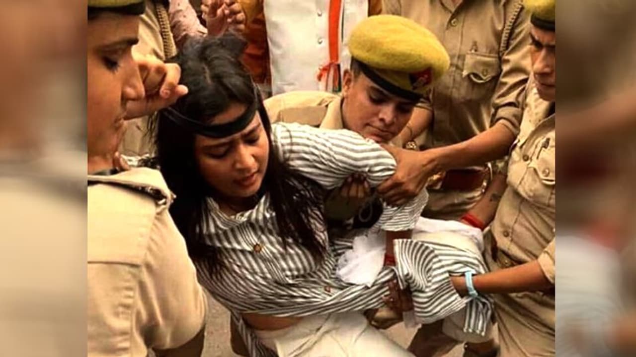 कांग्रेस प्रत्याशी के खिलाफ धारा 144 का उल्लंघन करने पर केस दर्ज, जानें लीडर ने क्या कहा कांग्रेस प्रत्याशी के खिलाफ धारा 144 का उल्लंघन करने पर केस दर्ज, जानें लीडर ने क्या कहा