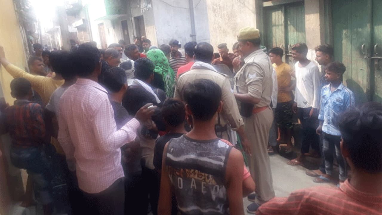 कोर्ट में सजा सुनते ही आरोपी ने काट लिया खुदा का गला, जानिए क्या था उसका गुनाह कोर्ट में सजा सुनते ही आरोपी ने काट लिया खुदा का गला, जानिए क्या था उसका गुनाह