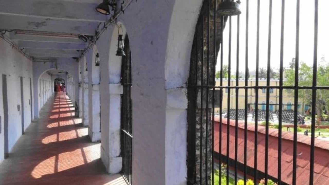 സംസ്ഥാനത്ത് മൂന്നിടത്ത് പെട്രോൾ പമ്പ് തുറക്കാൻ ജയിൽ വകുപ്പ്; തടവുപുള്ളികൾ ജീവനക്കാർ സംസ്ഥാനത്ത് മൂന്നിടത്ത് പെട്രോൾ പമ്പ് തുറക്കാൻ ജയിൽ വകുപ്പ്; തടവുപുള്ളികൾ ജീവനക്കാർ