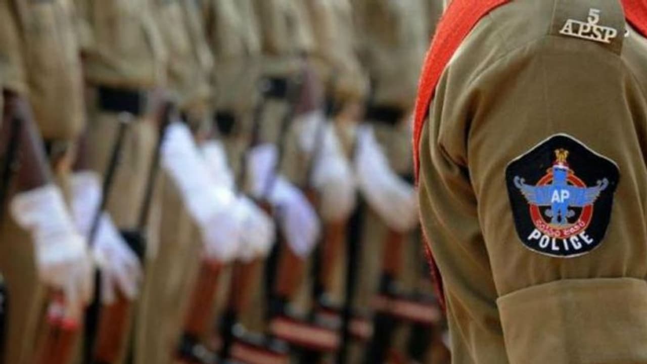 కృష్ణాజిల్లాలో సీబీసీఐడీ దాడుల కలకలం కృష్ణాజిల్లాలో సీబీసీఐడీ దాడుల కలకలం