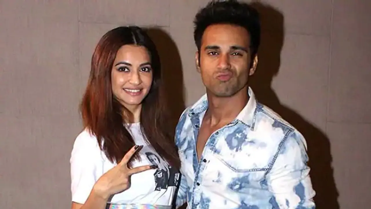 హాట్ టాపిక్ గా మారిన పవన్ హీరోయిన్ ప్రేమ వ్యవహారం!