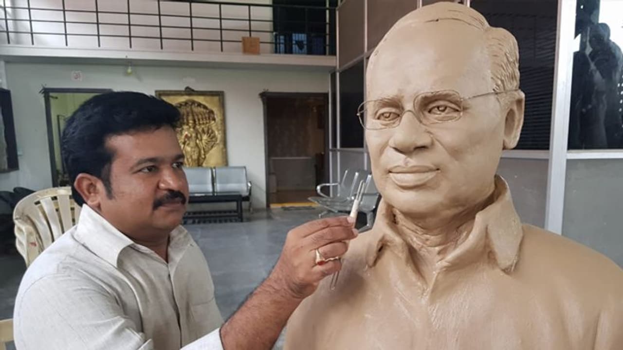 నివాళి: కోడెల విగ్రహాన్ని తయారుచేసిన తణుకు ఏకే ఆర్ట్స్ నివాళి: కోడెల విగ్రహాన్ని తయారుచేసిన తణుకు ఏకే ఆర్ట్స్