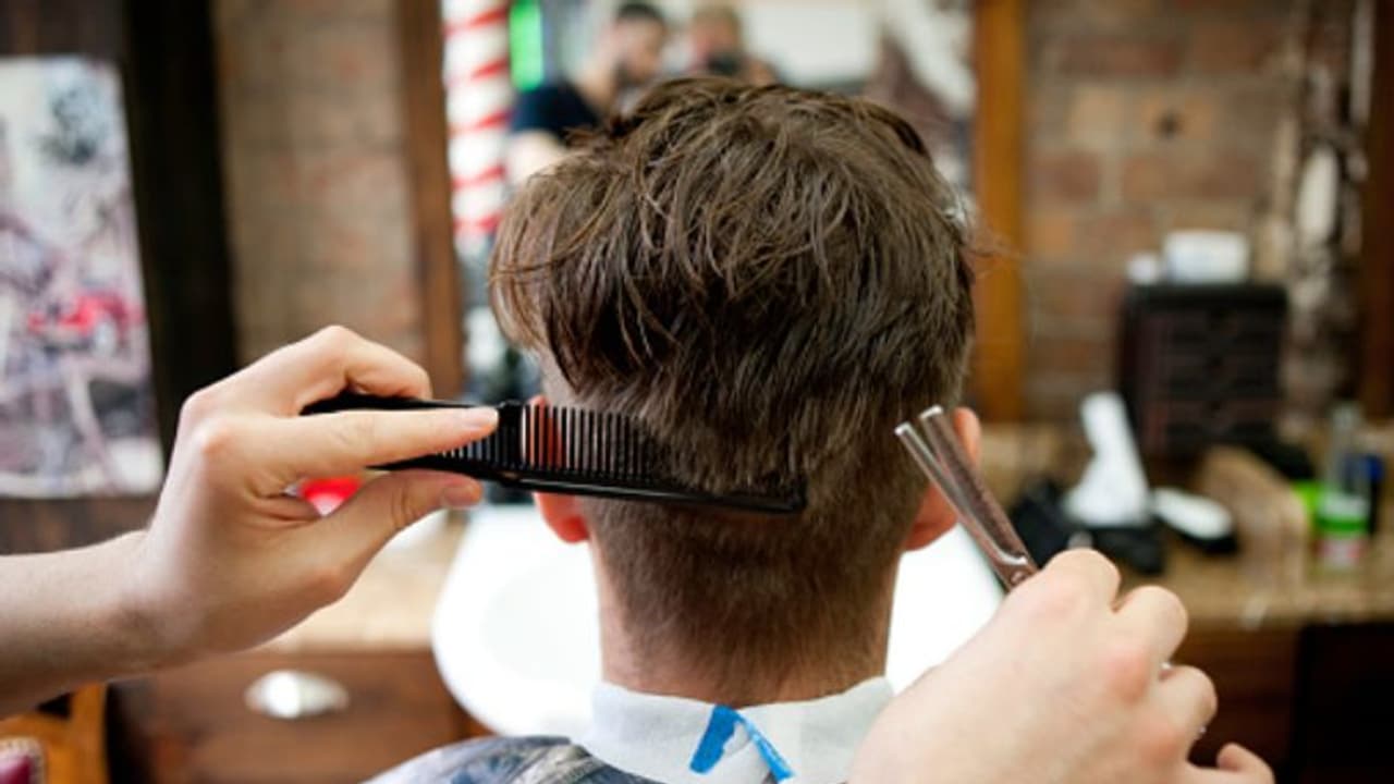 পুজোর হুজুগে নয়, বুঝে চুল কাটুন পুজোর হুজুগে নয়, বুঝে চুল কাটুন