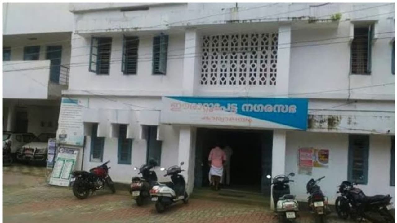 എസ്ഡിപിഐ പിന്തുണയില് ഭരണം വേണ്ട; ഈരാറ്റുപേട്ടയിൽ ജയിച്ച ഉടൻ എൽഡിഎഫ് ചെയർമാൻ രാജിവച്ചു എസ്ഡിപിഐ പിന്തുണയില് ഭരണം വേണ്ട; ഈരാറ്റുപേട്ടയിൽ ജയിച്ച ഉടൻ എൽഡിഎഫ് ചെയർമാൻ രാജിവച്ചു