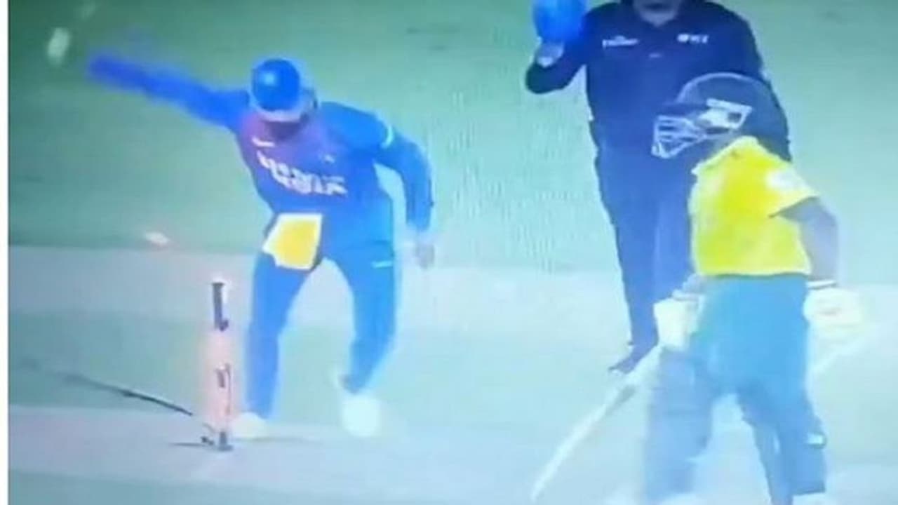 ఎంత కోపమో... స్టంప్స్ ని కాలితో తన్నిన కోహ్లీ ఎంత కోపమో... స్టంప్స్ ని కాలితో తన్నిన కోహ్లీ