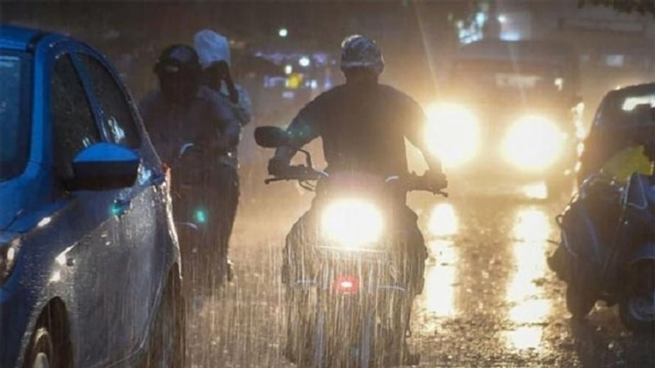 নিম্নচাপের জেরে ৭২ ঘন্টা প্রবল বর্ষণ বাংলার এই ১০ জেলায়, মৎস্যজীবীদের সমুদ্রে যেতে নিষেধ নিম্নচাপের জেরে ৭২ ঘন্টা প্রবল বর্ষণ বাংলার এই ১০ জেলায়, মৎস্যজীবীদের সমুদ্রে যেতে নিষেধ