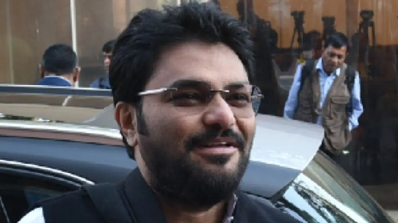 যানজটে আটকে মন্ত্রীর গাড়ি, অটোয় চেপে বিমানবন্দরে বাবুল যানজটে আটকে মন্ত্রীর গাড়ি, অটোয় চেপে বিমানবন্দরে বাবুল