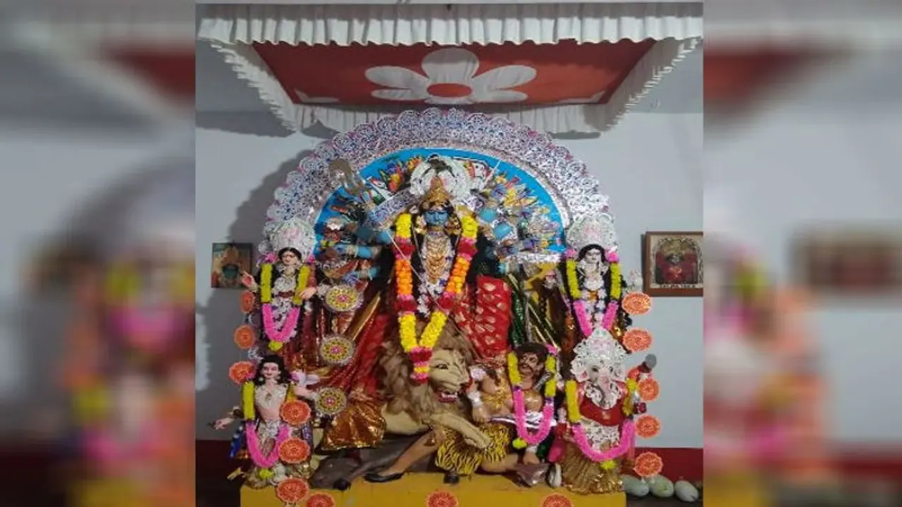 আজও মা নীলবর্ণা রূপেই পূজিত হন কৃষ্ণনগরের এই বাড়িতে আজও মা নীলবর্ণা রূপেই পূজিত হন কৃষ্ণনগরের এই বাড়িতে