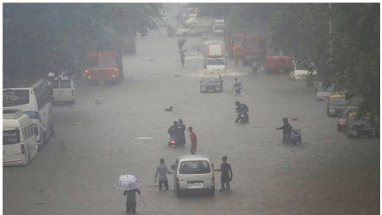 భారీ వర్షంతో వరదలు.. ముంబయిలో రెడ్ అలర్ట్ భారీ వర్షంతో వరదలు.. ముంబయిలో రెడ్ అలర్ట్